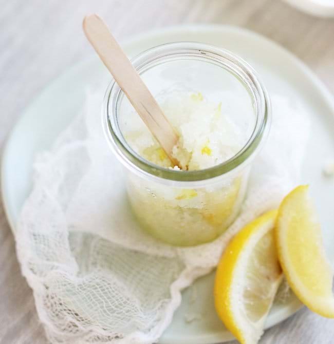 4 Cách tẩy tế bào chết môi tại nhà từ những nguyên liệu có ngay trong bếp!